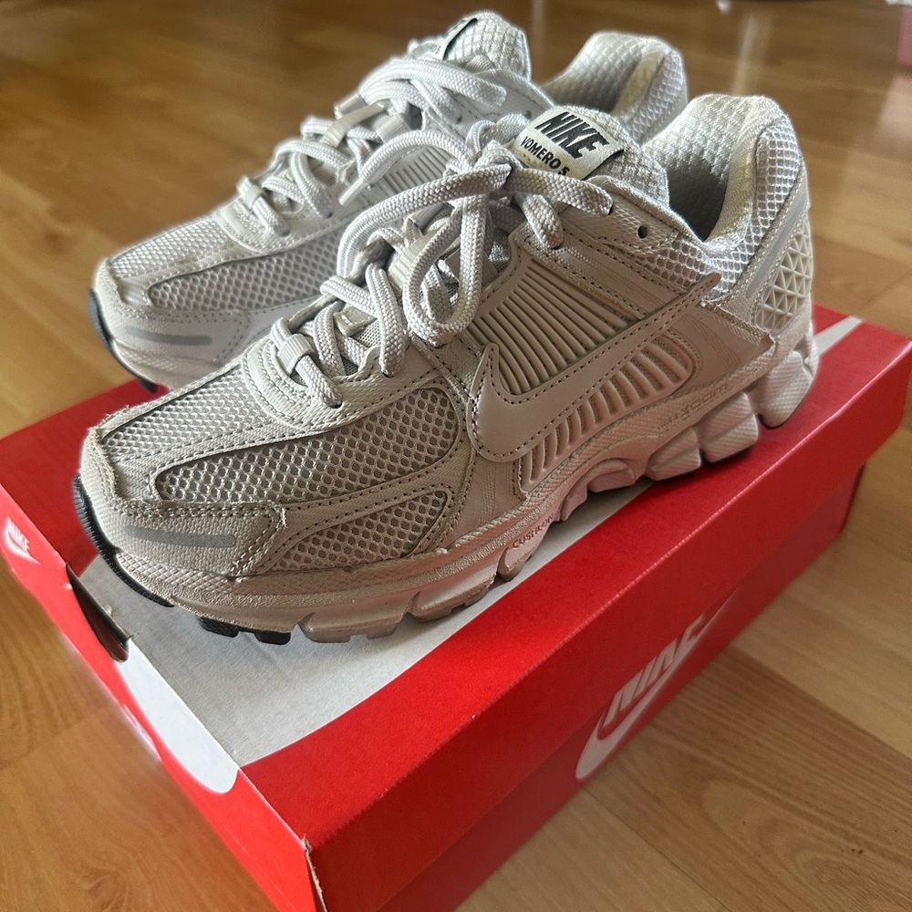 Nike Vomero 5 in vast grey. Comes with box